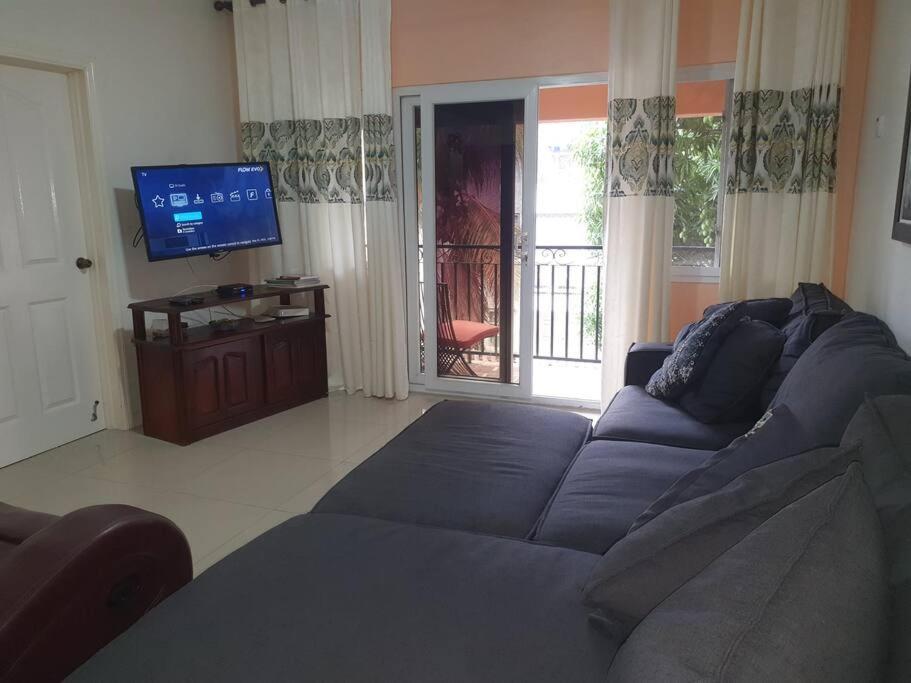 Central Upscale New Kingston Apt With Pool Esterno foto
