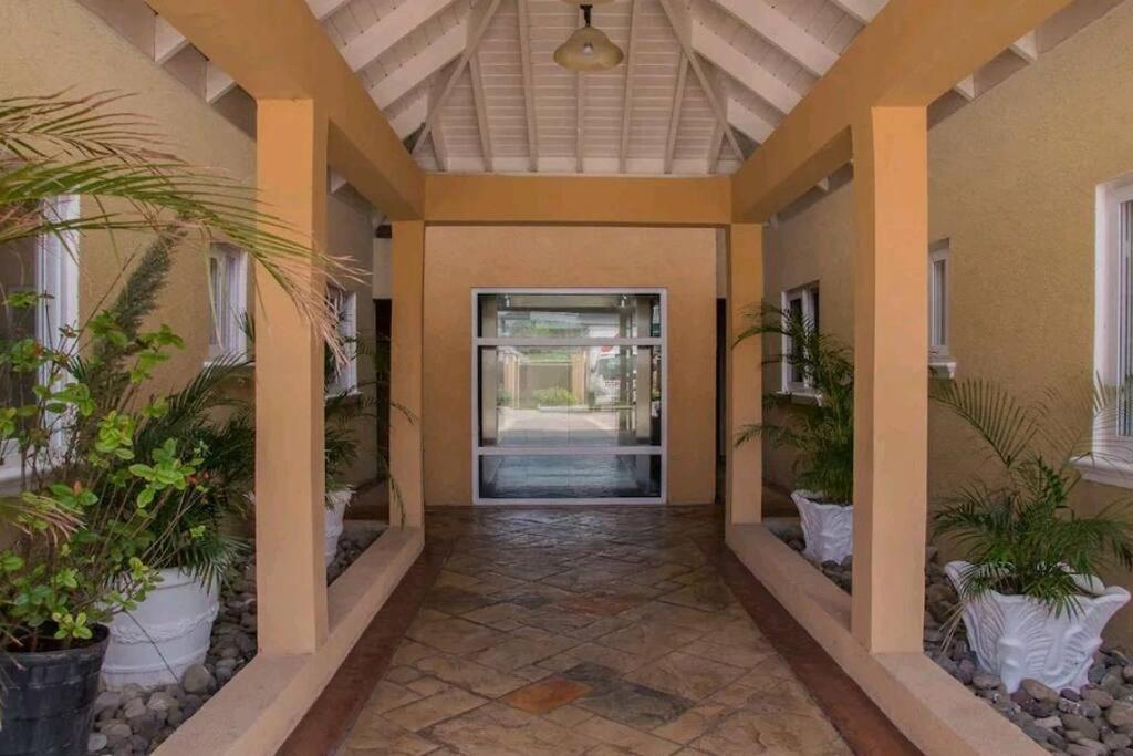 Central Upscale New Kingston Apt With Pool Esterno foto