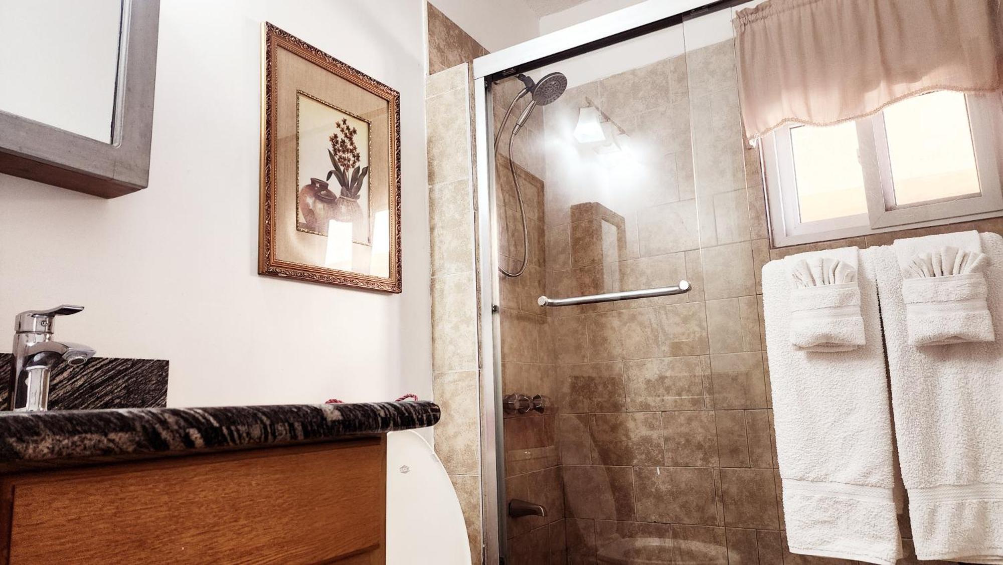 Central Upscale New Kingston Apt With Pool Esterno foto
